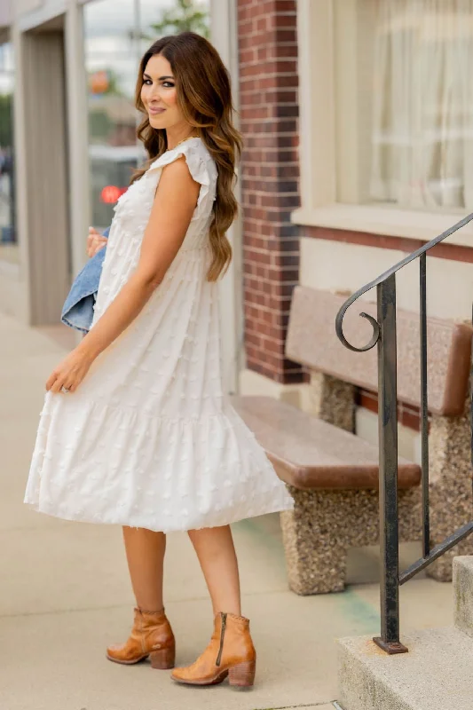 Midi dresses with pleated bodices for a classic and tailored look Textured Dot Ruffle Bottom V Midi Dress Midi dresses with pleated bodices for a classic and tailored look Textured Dot Ruffle Bottom V Midi Dress