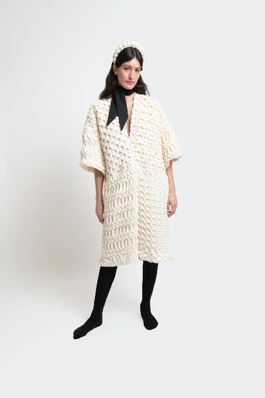 Women's knee - length wool blend coats with a fur collar for added warmthMona
