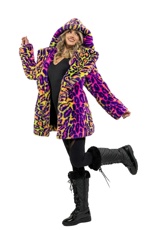 Belted women's cashmere coats in soft pastels for a luxurious feelWomen's Short Duchess Coat in "Neon Cheetah" Belted women's cashmere coats in soft pastels for a luxurious feelWomen's Short Duchess Coat in "Neon Cheetah"