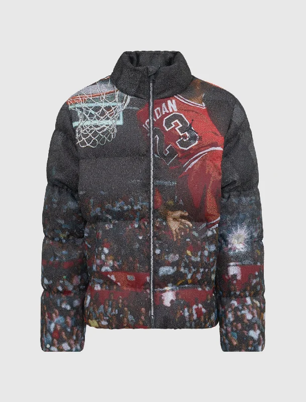 Women's cropped down jackets in bold colors for a sporty and fashionable winter outfitA MA MANIÉRE X JORDAN BRAND ALL OVER PRINT PUFFER JACKET Women's cropped down jackets in bold colors for a sporty and fashionable winter outfitA MA MANIÉRE X JORDAN BRAND ALL OVER PRINT PUFFER JACKET