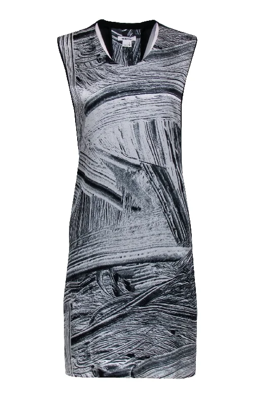 Ruffled Women Dress with Multiple Layers for a Playful and Girly Style Ruffled Women Dress with Multiple Layers for a Playful and Girly Style Helmut Lang - White & Black Print Silk Sleeveless Dress Sz P Ruffled Women Dress with Multiple Layers for a Playful and Girly Style Ruffled Women Dress with Multiple Layers for a Playful and Girly Style Helmut Lang - White & Black Print Silk Sleeveless Dress Sz P