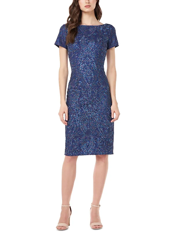 Halter Neck Women Dress to Show Off the Shoulders and Neckline Halter Neck Women Dress to Show Off the Shoulders and Neckline Womens Embroidered V-Back Cocktail and Party Dress