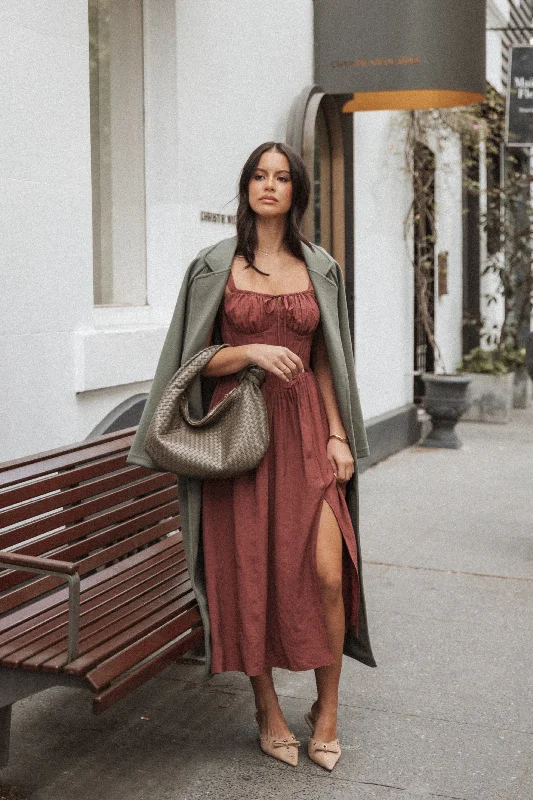 Midi dresses with ruffled sleeves for a more feminine and voluminous lookSofie Midi Dress - Brick Midi dresses with ruffled sleeves for a more feminine and voluminous lookSofie Midi Dress - Brick